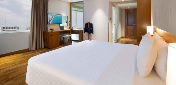 Elegant Corner Suite -Daily Free Afternoon & Minibar