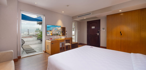 Signature Retreat Suite - Daily Free Afternoon & Minibar